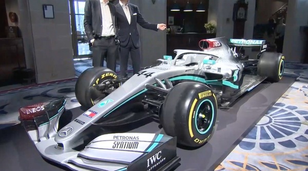 Mercedes, la livrea della W11 ha tocchi di rosso Ineos