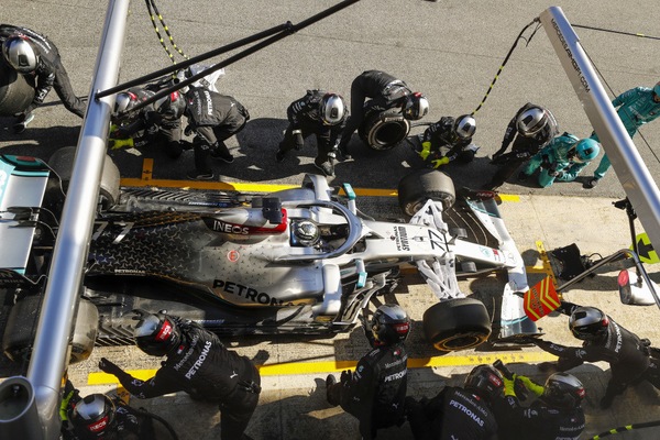 F1, test di Barcellona: la Mercedes turba tutti con il DAS