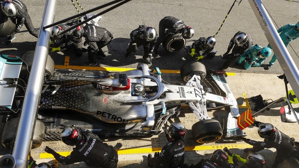 F1, test di Barcellona: la Mercedes turba tutti con il DAS