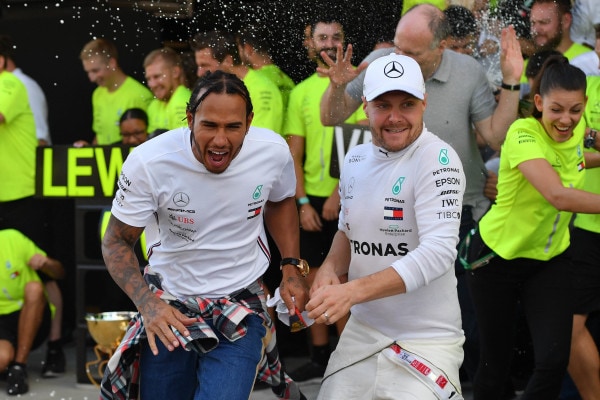 Mercedes, Hamilton e Bottas diventano... cartonati!