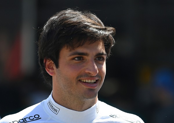 F1, Sainz: tuta all'asta per raccogliere fondi contro il Covid-19