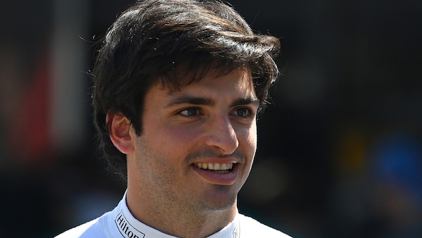 F1, Sainz: tuta all'asta per raccogliere fondi contro il Covid-19
