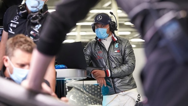Mercedes in pista a Silverstone, nel box guanti e mascherine la nuova realtà