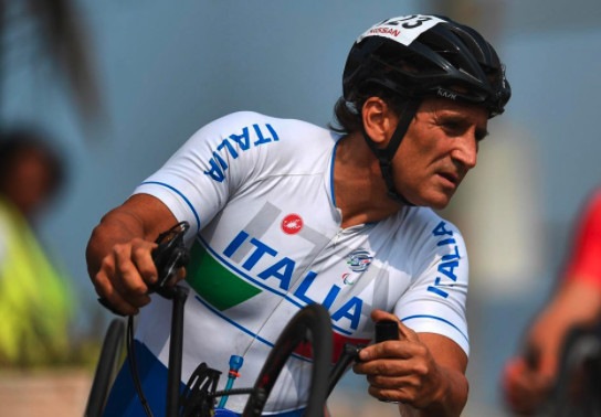 Alex Zanardi, incidente grave in handbike. In terapia intensiva dopo l'operazione