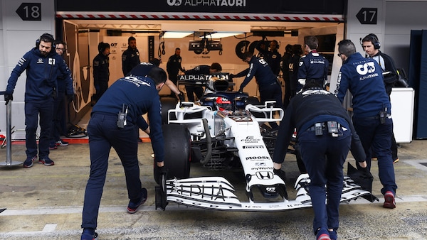 AlphaTauri in pista ad Imola con la monoposto 2020