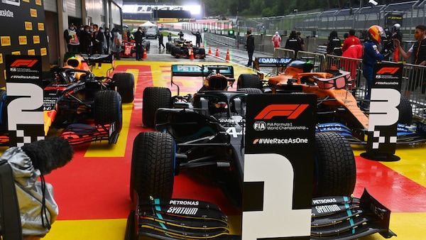 Gp Stiria, qualifiche: Hamilton mago della pioggia! Scomparse le Ferrari