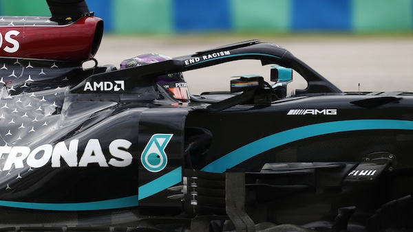 GP Ungheria: vince Hamilton, poi Verstappen e Bottas. Ferrari doppiate