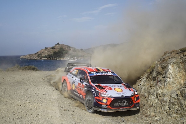 WRC, Rally Turchia: Neuville al comando