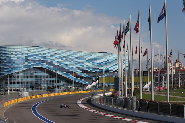 F1, Gp Russia: Lewis e Kimi a caccia di record