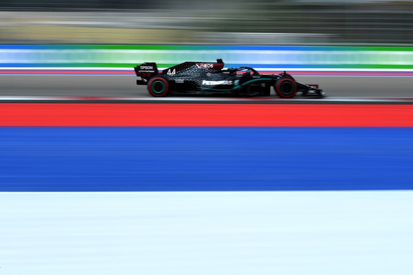 GP Russia, qualifiche: Hamilton in pole, Verstappen 2° e Ferrari fuori dal Q3