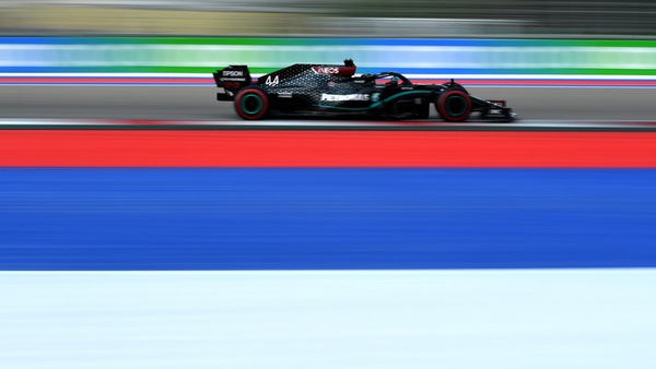 GP Russia, qualifiche: Hamilton in pole, Verstappen 2° e Ferrari fuori dal Q3