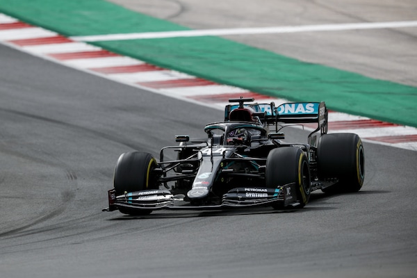 GP Portogallo, vince Hamilton. Leclerc giù dal podio, ma la Ferrari è viva