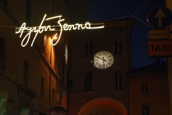GP Emilia Romagna, il ricordo di Ayrton Senna illumina il centro di Imola