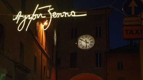 GP Emilia Romagna, il ricordo di Ayrton Senna illumina il centro di Imola