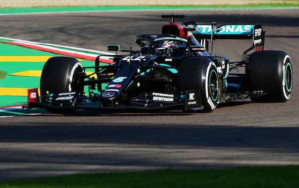 GP Emilia-Romagna, Fp1: Hamilton al vertice davanti a Verstappen, 5° Leclerc
