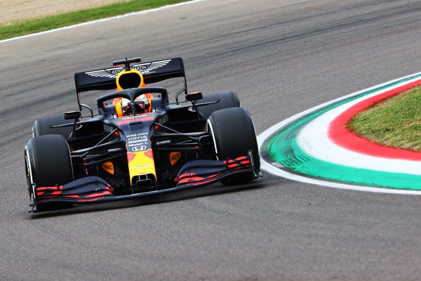 Verstappen: "Rispetto Lewis, ma il 90% dei piloti vincerebbe con Mercedes"