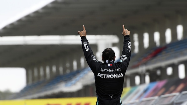 GP Turchia, la gioia di Hamilton: un fiume in piena dopo il traguardo