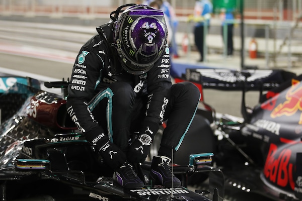 Qualifiche GP Bahrain: Hamilton brilla con la pole n.98, Ferrari in sesta fila