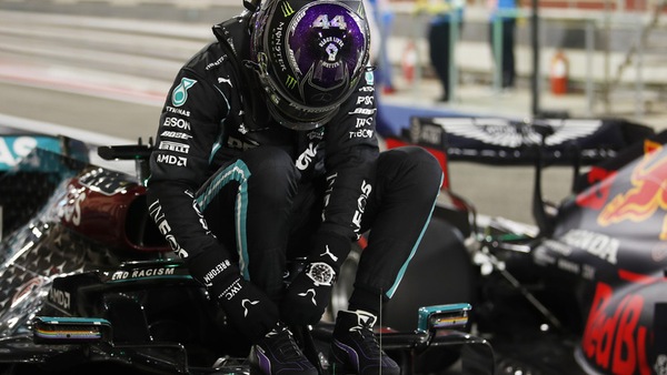 Qualifiche GP Bahrain: Hamilton brilla con la pole n.98, Ferrari in sesta fila