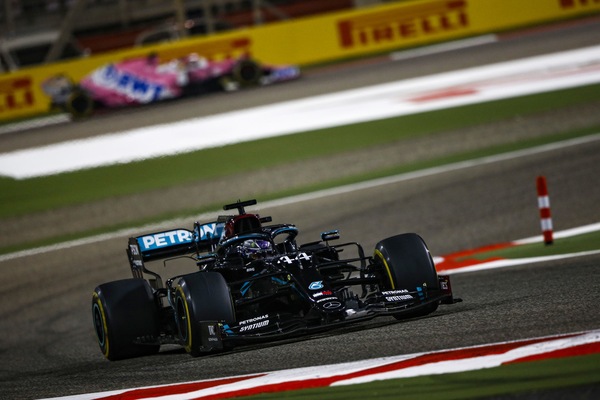 GP Bahrain, Hamilton vince la gara da inferno e ritorno per Gorsjean