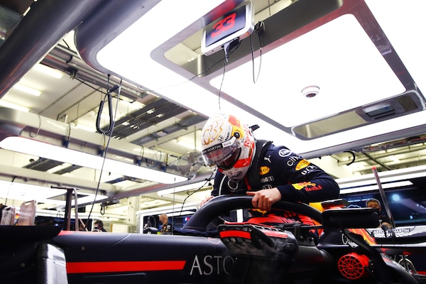 GP Sakhir, Verstappen ritirato e arrabbiato: "Leclerc ha esagerato"