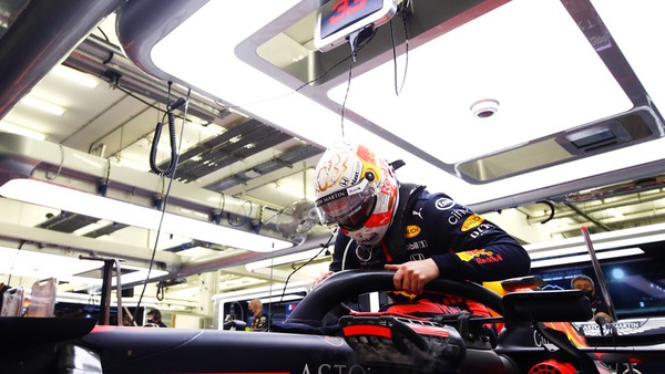 GP Sakhir, Verstappen ritirato e arrabbiato: "Leclerc ha esagerato"