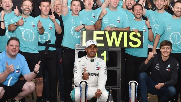 Russell spettina Lewis