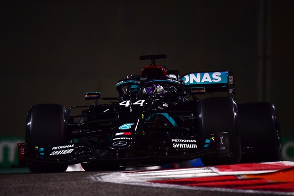 GP Abu Dhabi FP2, Hamilton: "La macchina era molto diversa". E non parla del virus