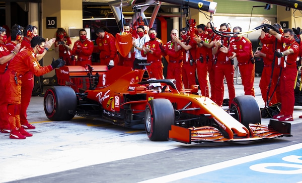 GP Abu Dhabi, Vettel saluta la Ferrari cantando Azzurro