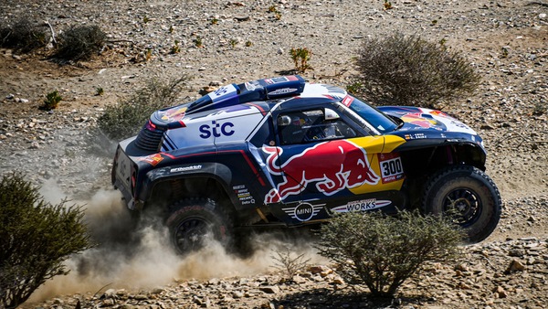 Dakar 2021, la prima tappa è di Sainz