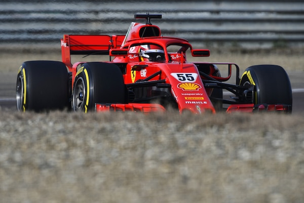 Ferrari, inizia l'era Sainz: primi giri a Fiorano per lo spagnolo FOTO e VIDEO