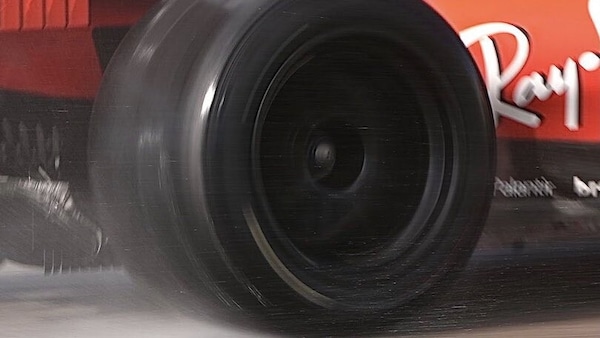Test Pirelli, prove di 2022 bagnato a Jerez con la Ferrari