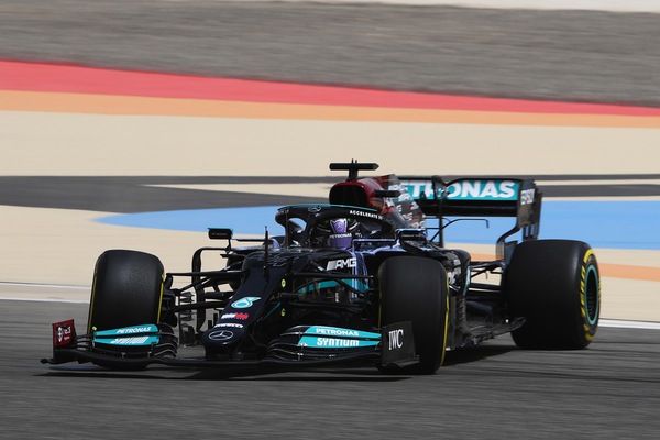 Mercedes, filming day in Bahrain. Allison, novità PU sull'aspirazione