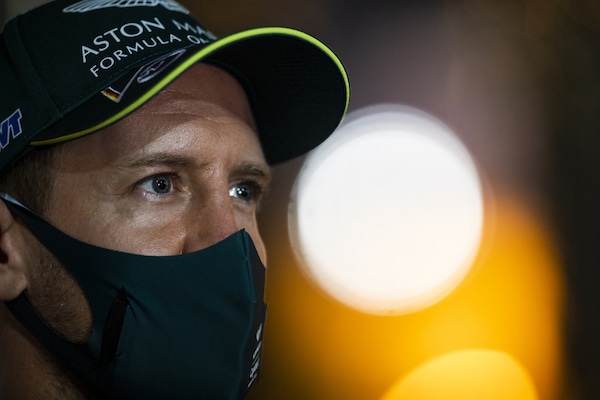 Vettel, la sua Aston Martin AMR21 come una Bond Girl