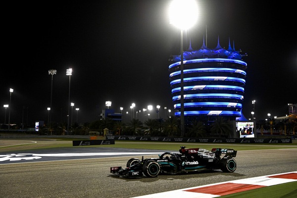 F1 GP Bahrain: Hamilton in trinofo, Verstappen lotta, ma è secondo