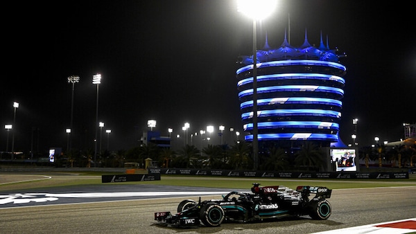 F1 GP Bahrain: Hamilton in trinofo, Verstappen lotta, ma è secondo