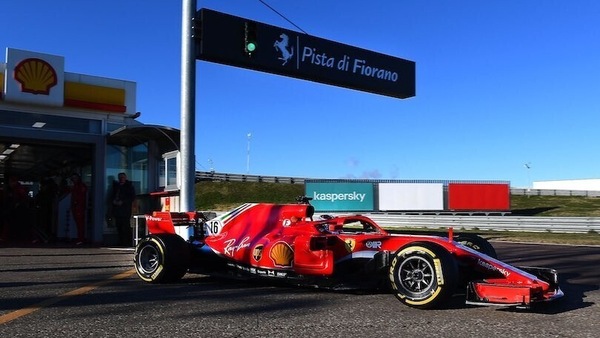 Leclerc gira a Fiorano e mette in garage la SF90