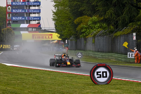 GP Emilia Romagna, vince Verstappen, Hamilton secondo. Ferrari quarta e quinta