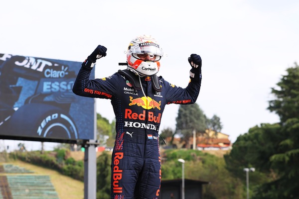 Verstappen commenta: "Lewis in testa? La stagione è lunga"