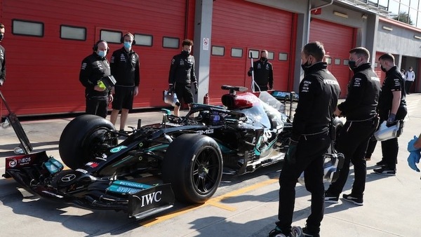 Test Pirelli, Hamilton in pista a Imola con le gomme da 18 pollici