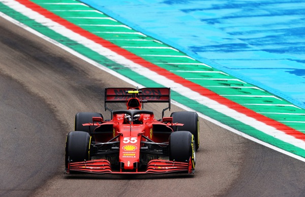 Sainz, la Ferrari vissuta da vicino e un inizio da 9