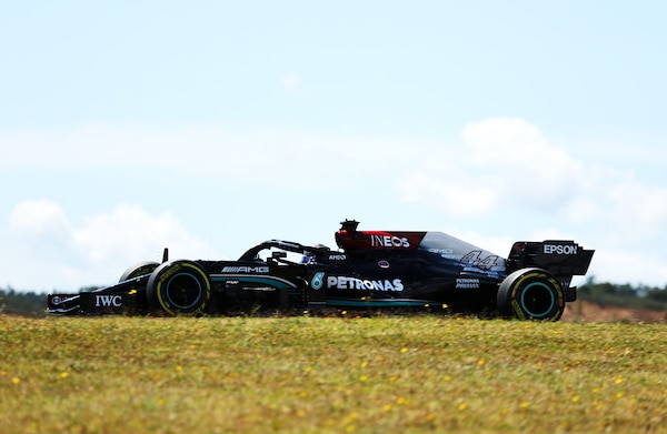 GP Portogallo, FP2: Hamilton davanti, 4° posto per Sainz