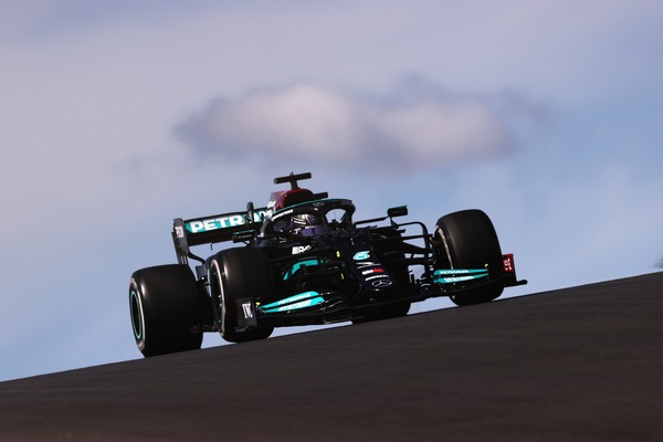 Hamilton: "GP Portimao difficile, ma ho azzeccato l'attacco a Max"
