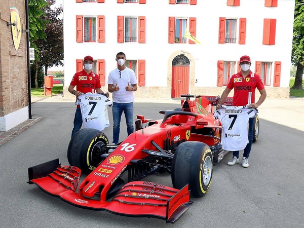Ronaldo, visita speciale in Ferrari con Leclerc e Sainz
