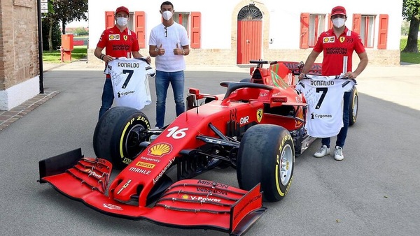 Ronaldo, visita speciale in Ferrari con Leclerc e Sainz