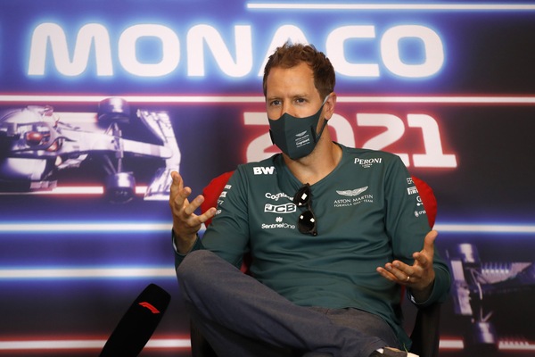 Hamilton-Verstappen, Vettel: "Gran classe, perché aspettate l'incidente?"