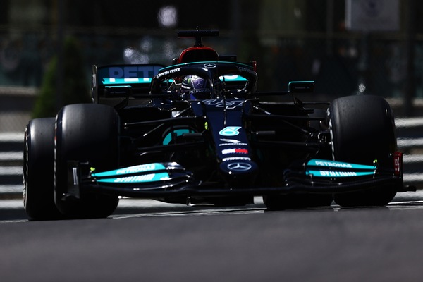 Hamilton: "Sembra che la Ferrari sarà una seria candidata alla vittoria"
