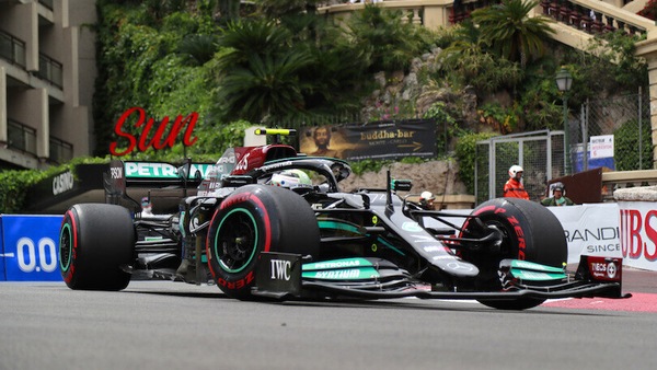 Mercedes, il dado di Bottas e l'undercut di Hamilton: cosa non ha funzionato