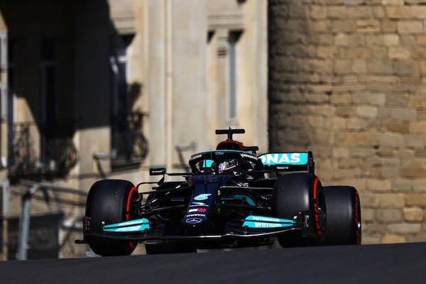 Hamilton, il passo gara a Baku non basta: "Mercedes manca di aderenza"