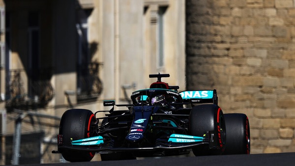 Hamilton, il passo gara a Baku non basta: "Mercedes manca di aderenza"